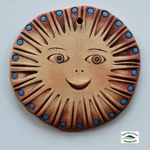 Sluníčko keramické na zavěšení ručně modelované 13cm. Sluníčko keramické na zavěšení ručně modelované 13cm.