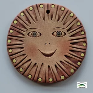 Sluníčko keramické na zavěšení ručně modelované 13cm. Sluníčko keramické na zavěšení ručně modelované 13cm.