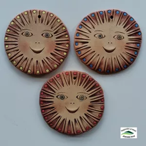 Sluníčko keramické na zavěšení ručně modelované 13cm. Sluníčko keramické na zavěšení ručně modelované 13cm.