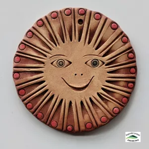 Sluníčko keramické na zavěšení ručně modelované 15cm. Sluníčko keramické na zavěšení ručně modelované 15cm.