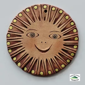 Sluníčko keramické na zavěšení ručně modelované 15cm. Sluníčko keramické na zavěšení ručně modelované 15cm.