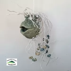 Strážkyně obydlí SM – závěsná keramická dekorace, ruční výroba, Regionální produkt Jizerské hory.